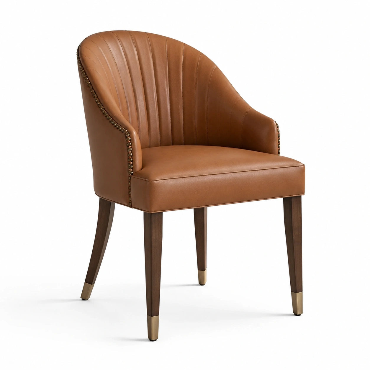 Chaise en cuir marron avec pieds en bois et détails métalliques